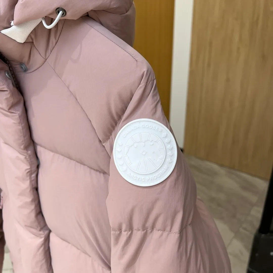 P760 Capsule Series #Exclusive First Release #𝘾𝘼𝙉𝘼𝘿𝘼 𝙂𝙊𝙊𝙎𝙀𝙅𝙪𝙣𝙘𝙩𝙞𝙤𝙣 Top Original Core Private Chat CANADA GOOSE White Label STELS Series Junction Pastel Parker Top Original Product color: Beichen white, melting water blue, stone gray, soft light pink, moonlight lime Size: XS, S, M, L, XL Junction Parker pastel light weight, warm. The Junction Parker is made from soft EnduraLuxe fabric with CORDURA for added durability in high-wear areas, making it lightweight and durable. Features a removable hood for easy transition into warmer weather. Featuring white trim, this parka complements the muted fabric colors and brings a breath of fresh air into the colder months.  Materials List: Details Product Features Removable premium insulated hood is two-way adjustable and padded with down for greater softness around the head and neck Length: Hip-length and warm.  Fabric: Wear-resistant knitting technology: CORDURA fabric is used to reinforce wear-prone areas to improve durability. The inner strap can be worn on the shoulders to free up your hands. The down placket is designed with an invisible snap button closure above the two-way zipper to prevent wind and warmth. Unzips from the bottom to increase range of motion or improve breathability Ribbed knit cuffs add comfort and lock in heat Internal drawstring at hem to block cold wind 3 exterior pockets: Fleece-lined handwarmer pockets with two-way zipper closure for easy access to items. Security pocket with zipper closure under the fly · 2 internal pockets: drop-in pocket Note: As we all know, the original version is made of 80% white duck down, and the fill power refers to the cubic inches of volume occupied by each ounce (30 grams) of down under certain conditions. If one ounce of down occupies 500 cubic inches, the fill power of the down is 500. So we can simply understand it as: fill power is the volume of down, and the volume of down is fill power. The higher the fill power of down, it means that under the same filling amount, down can fix a larger volume of air layer to keep warm and insulate, so the warmth retention of down is better.  Summary: Note: Some merchants add waste silk, 50 velvet, hand-feel velvet, etc. to the filling in order to maximize profits during the production process! It is said to be 90% white duck down, purchasing agent level, or even more exaggeratedly said to be 90% white goose down, to fool the layman! (You can consult the official website. All styles are made of white duck down.) At the same time, I will teach you a more practical trick: buy one from Tmall, and buy another from a merchant you trust at the same time, and come back to compare the details. (Tmall provides 7-day no-reason return and exchange, and MT does not affect secondary sales and provides 15-day no-reason return and exchange.) ⚠️ Remember the principle of getting what you pay for! Don't be greedy for small gains, or you will suffer big losses! Every customer is welcome to ask questions and we will continue to improve product quality and service!